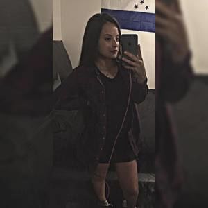 Meet your Posher, Estefania